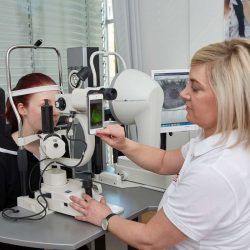 Überprüfung des Sitzverhaltens von Kontaktlinsen